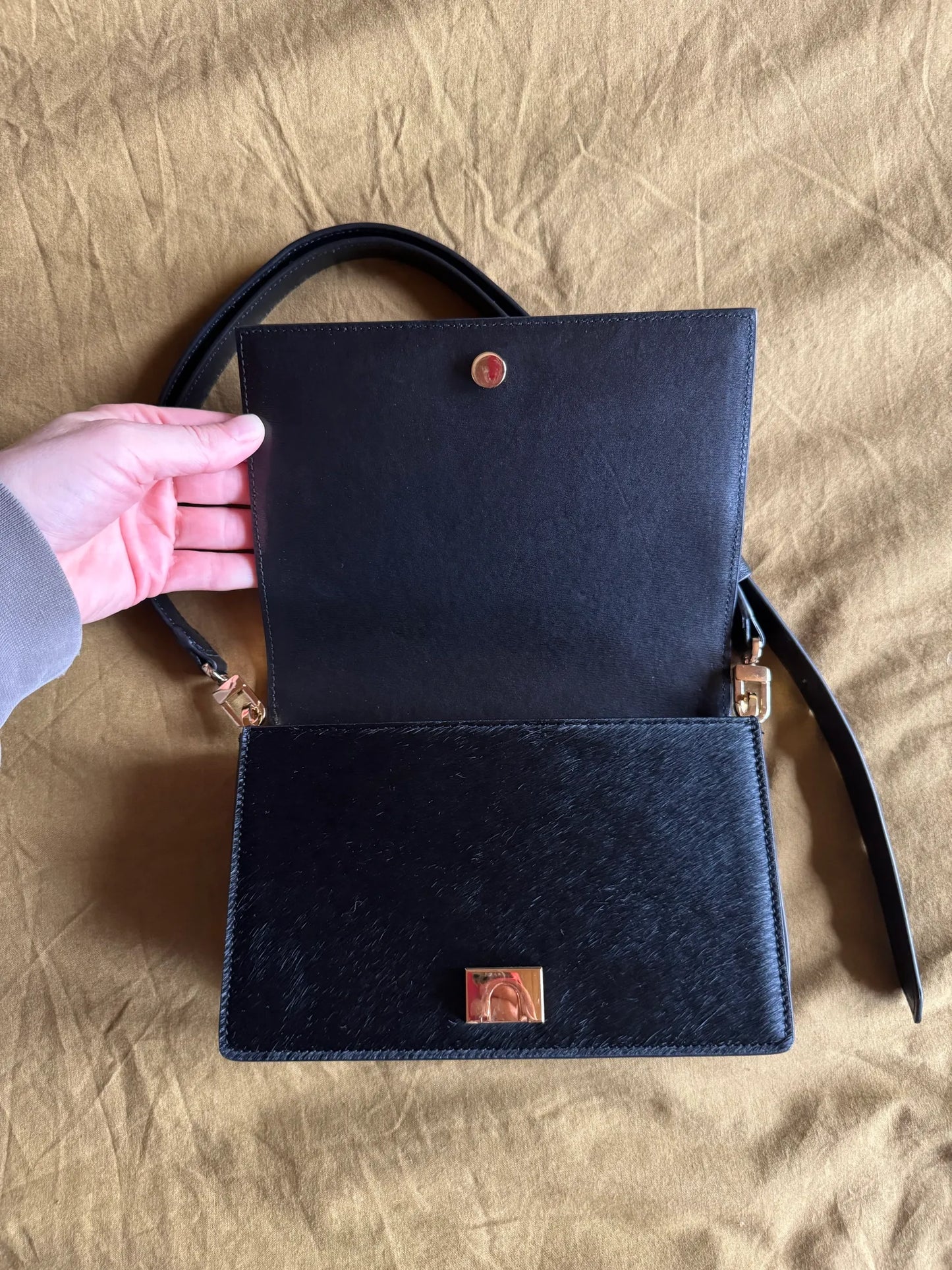 Toteme Mini T-flap-skinnaxelremsväska