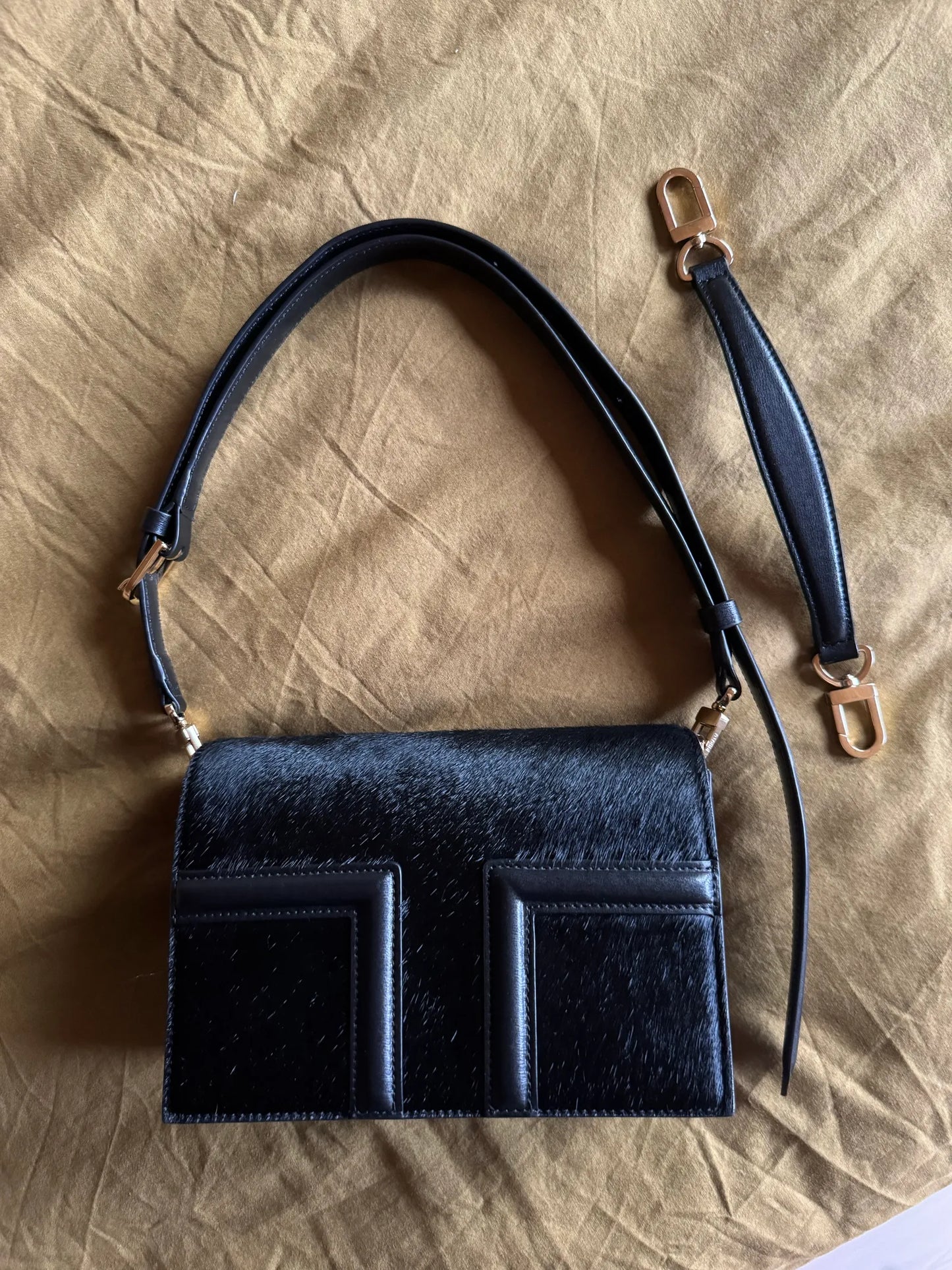 Toteme Mini T-flap-skinnaxelremsväska