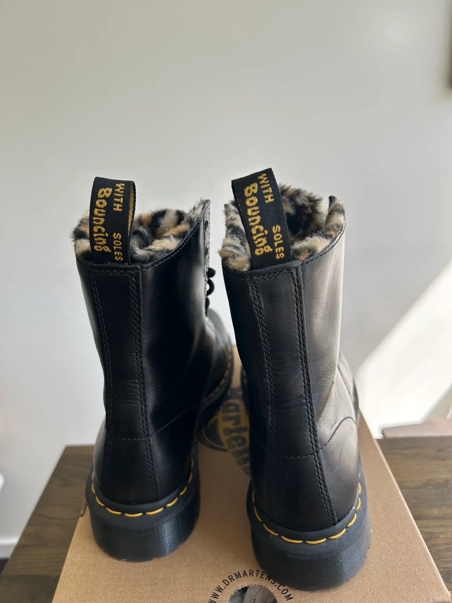 Dr. Martens 1460 Serena Leo-skinnkängor NWOT