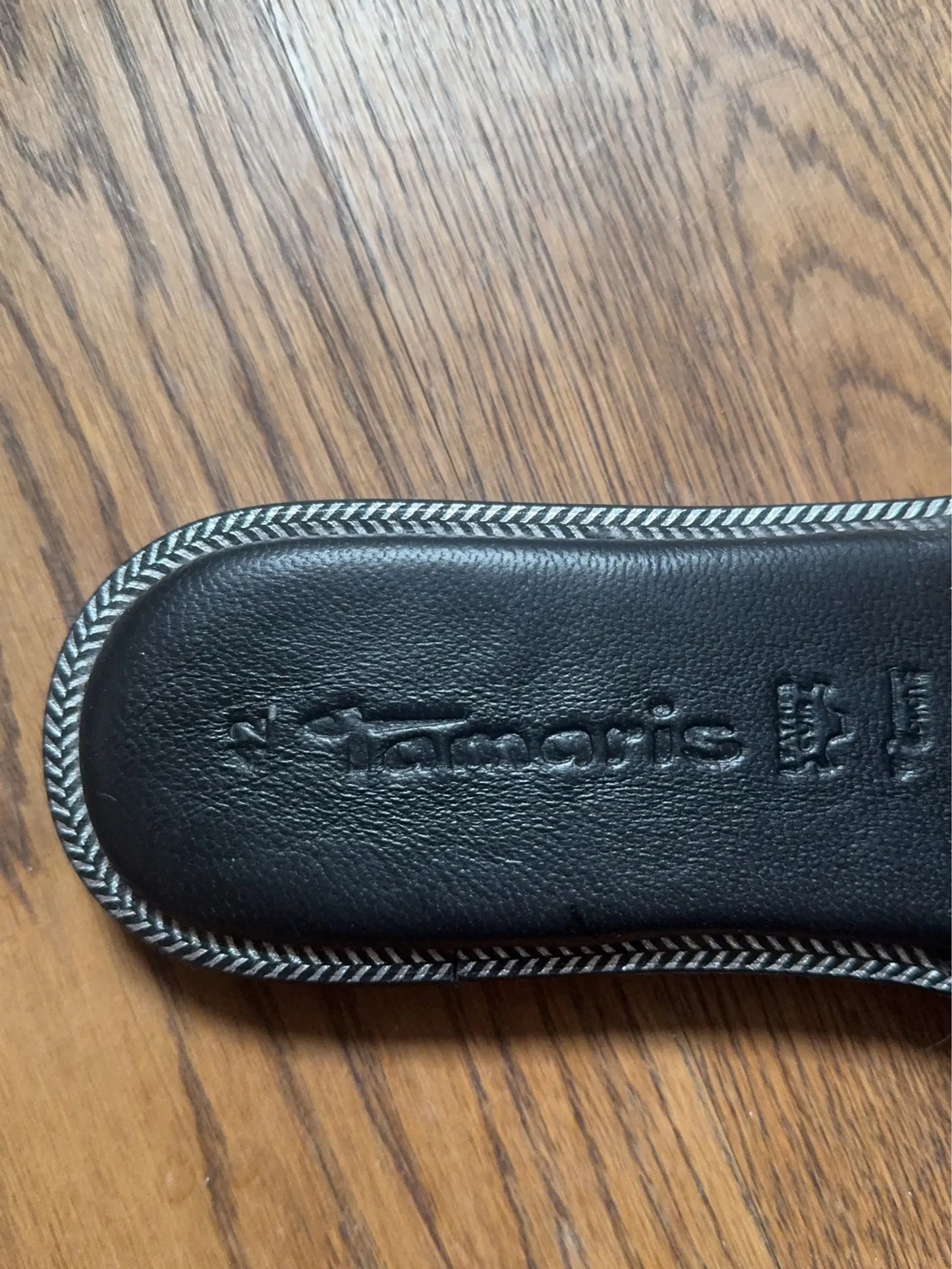 Tamaris-skinnsandaler NWOT