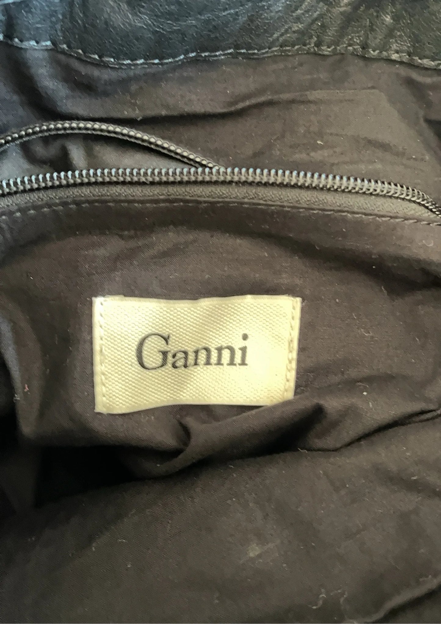 Ganni-skinnaxelremsväska