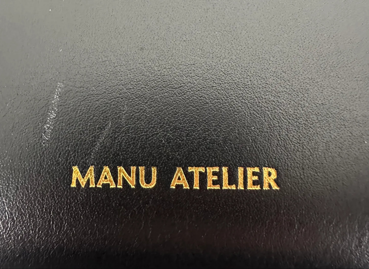Manu Atelier-skinnhandväska