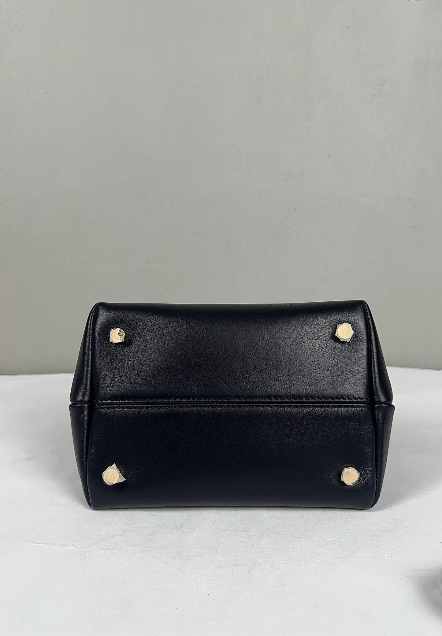 Manu Atelier-skinnhandväska