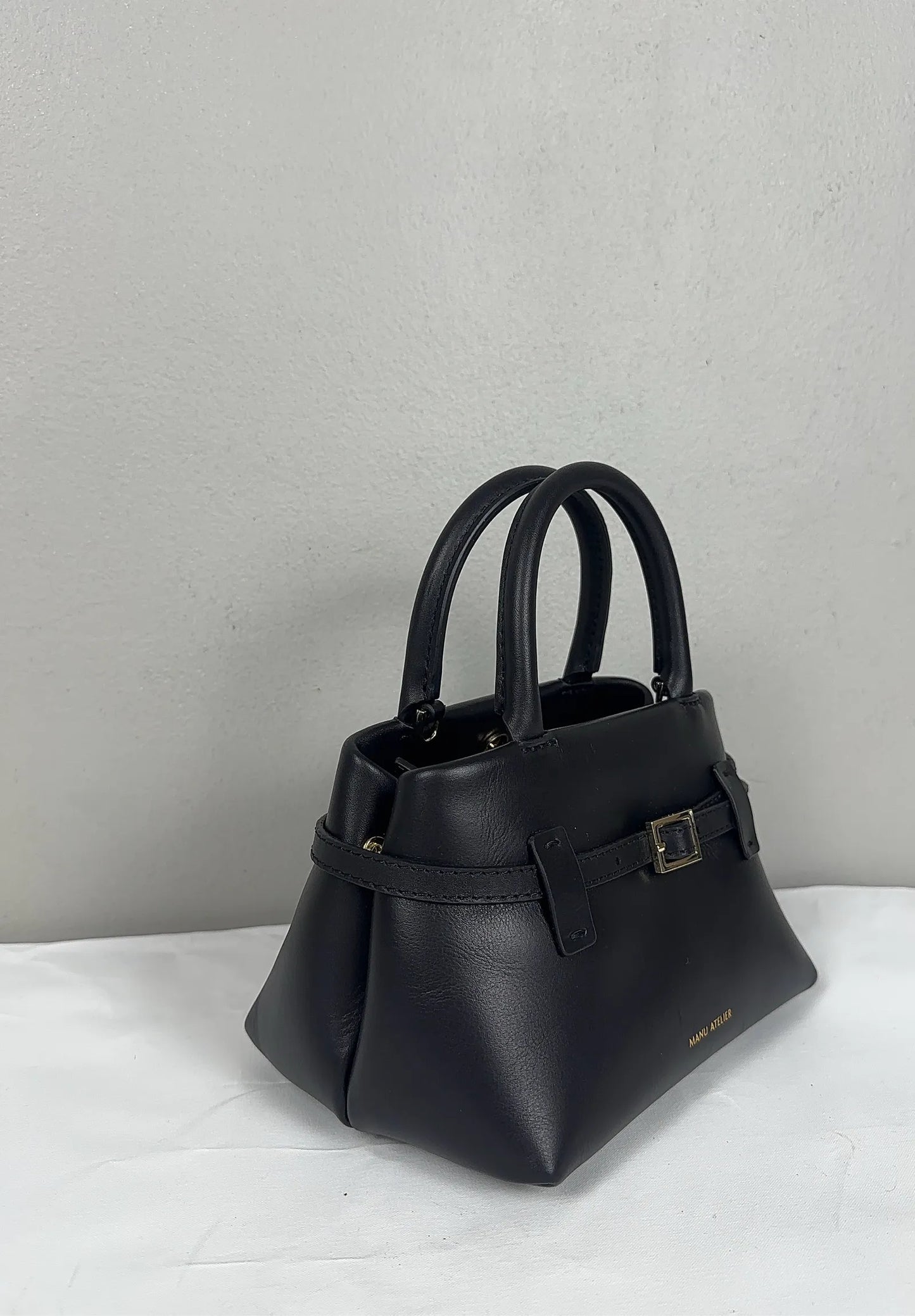 Manu Atelier-skinnhandväska