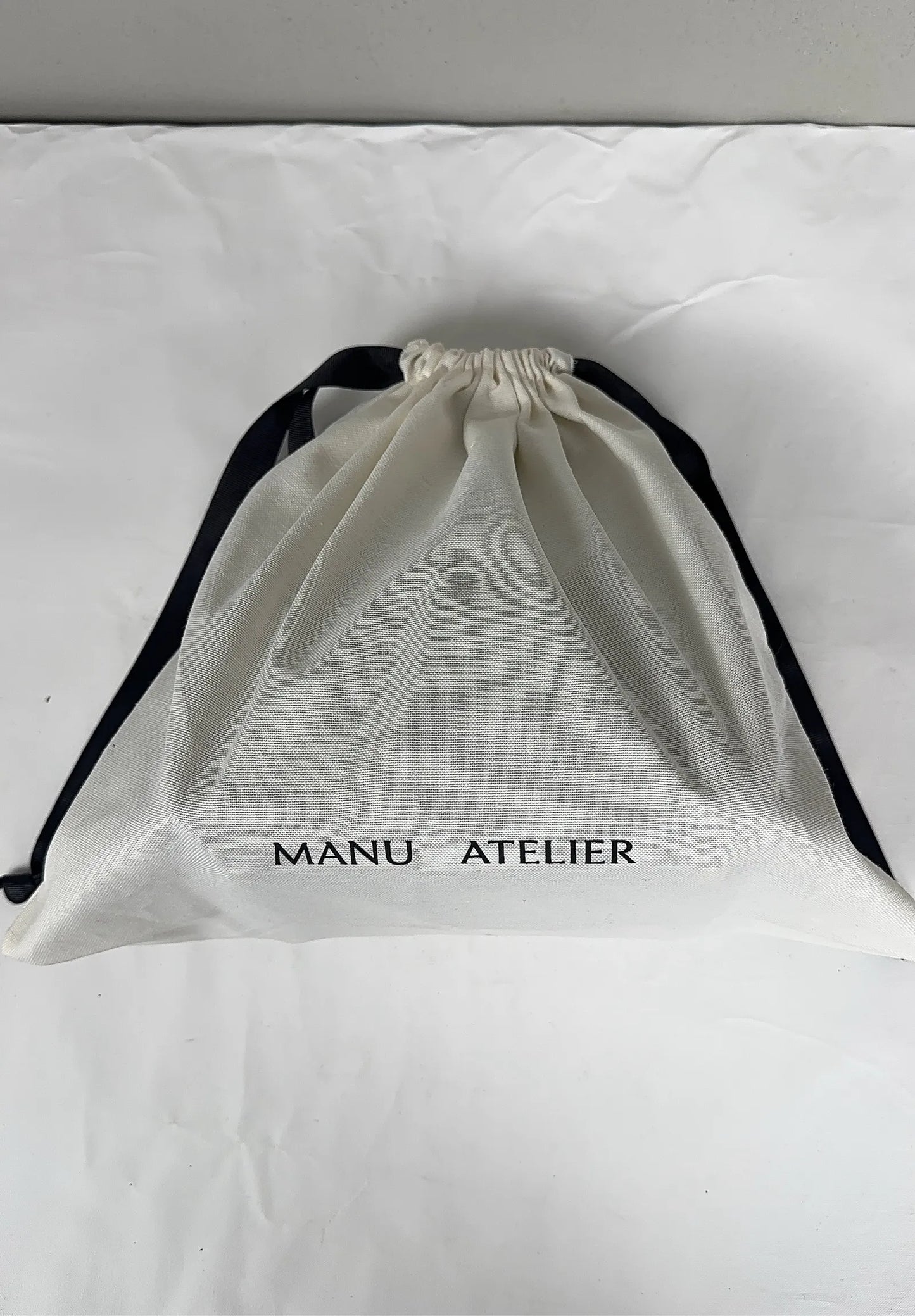 Manu Atelier-skinnhandväska