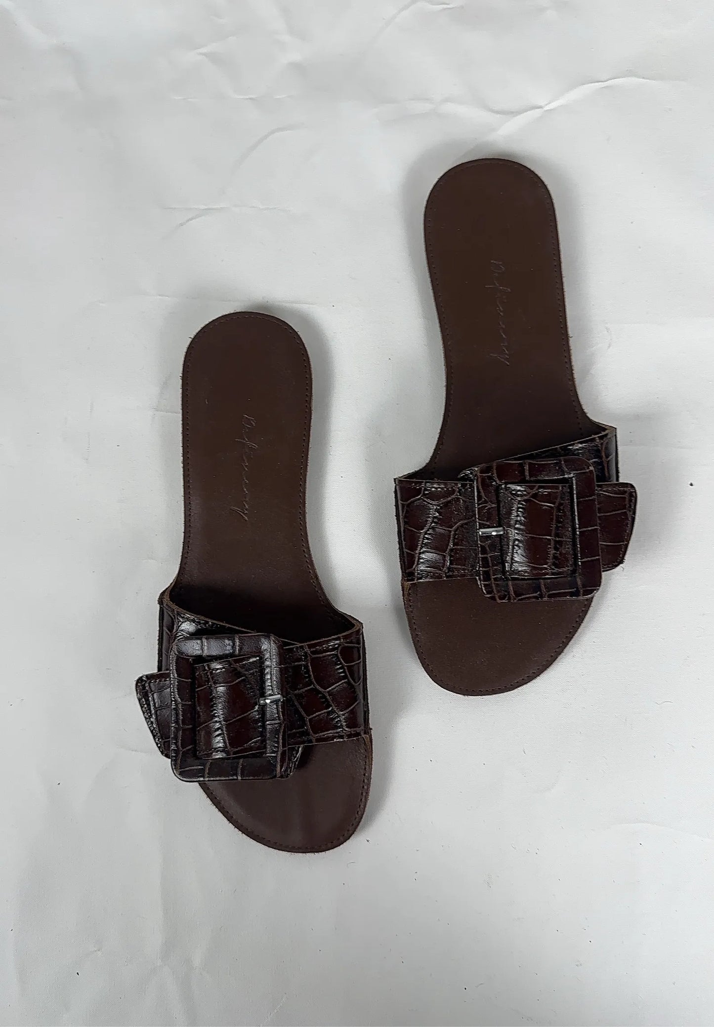 Definery-skinnsandaler NWOT