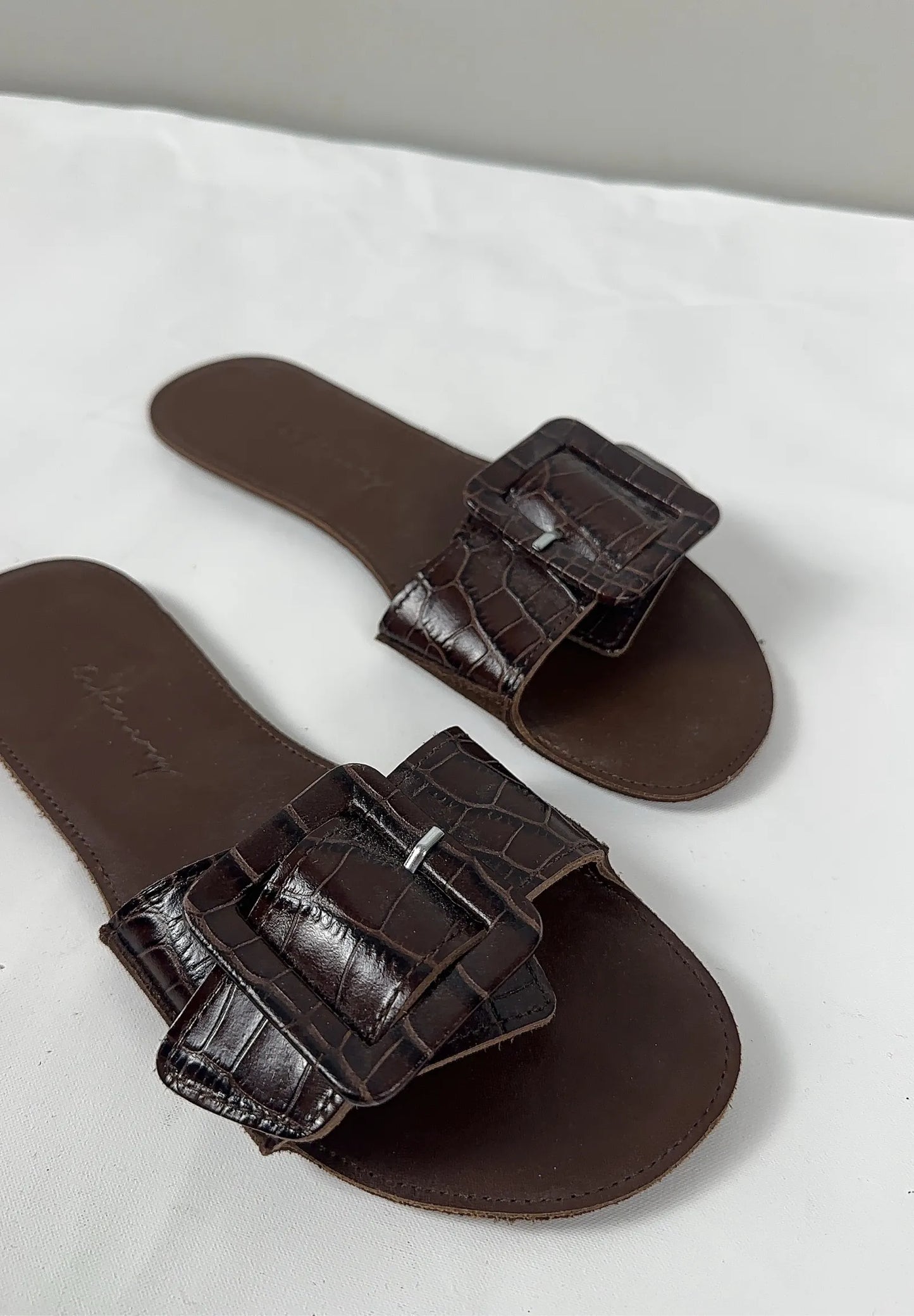 Definery-skinnsandaler NWOT