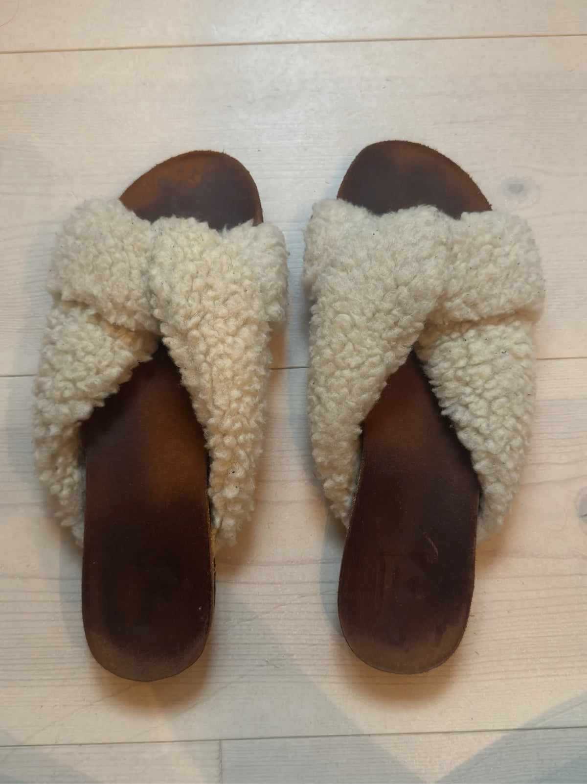 Flattered Lou Teddy Creme-sandaler