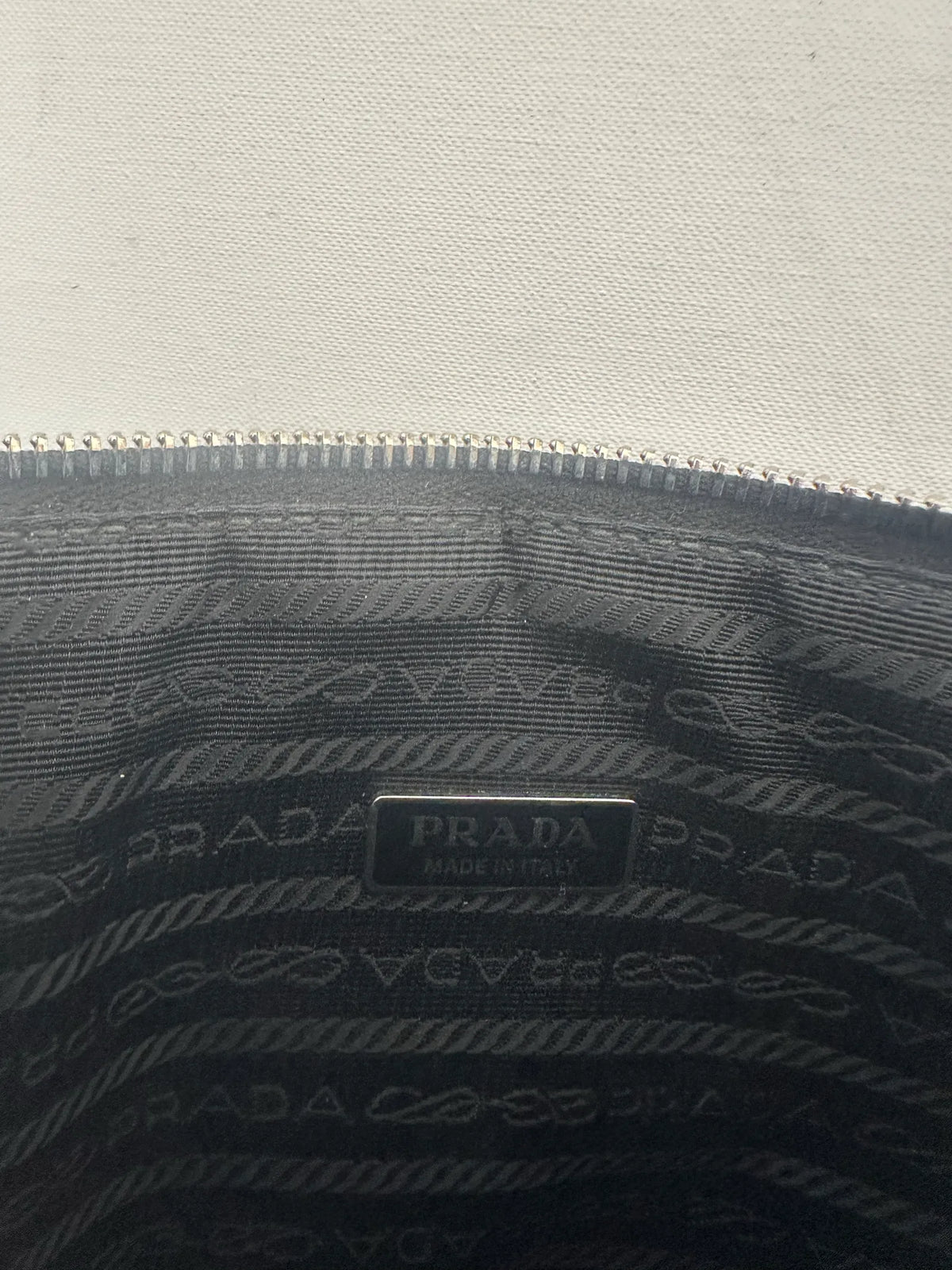Prada-skinnaxelremsväska