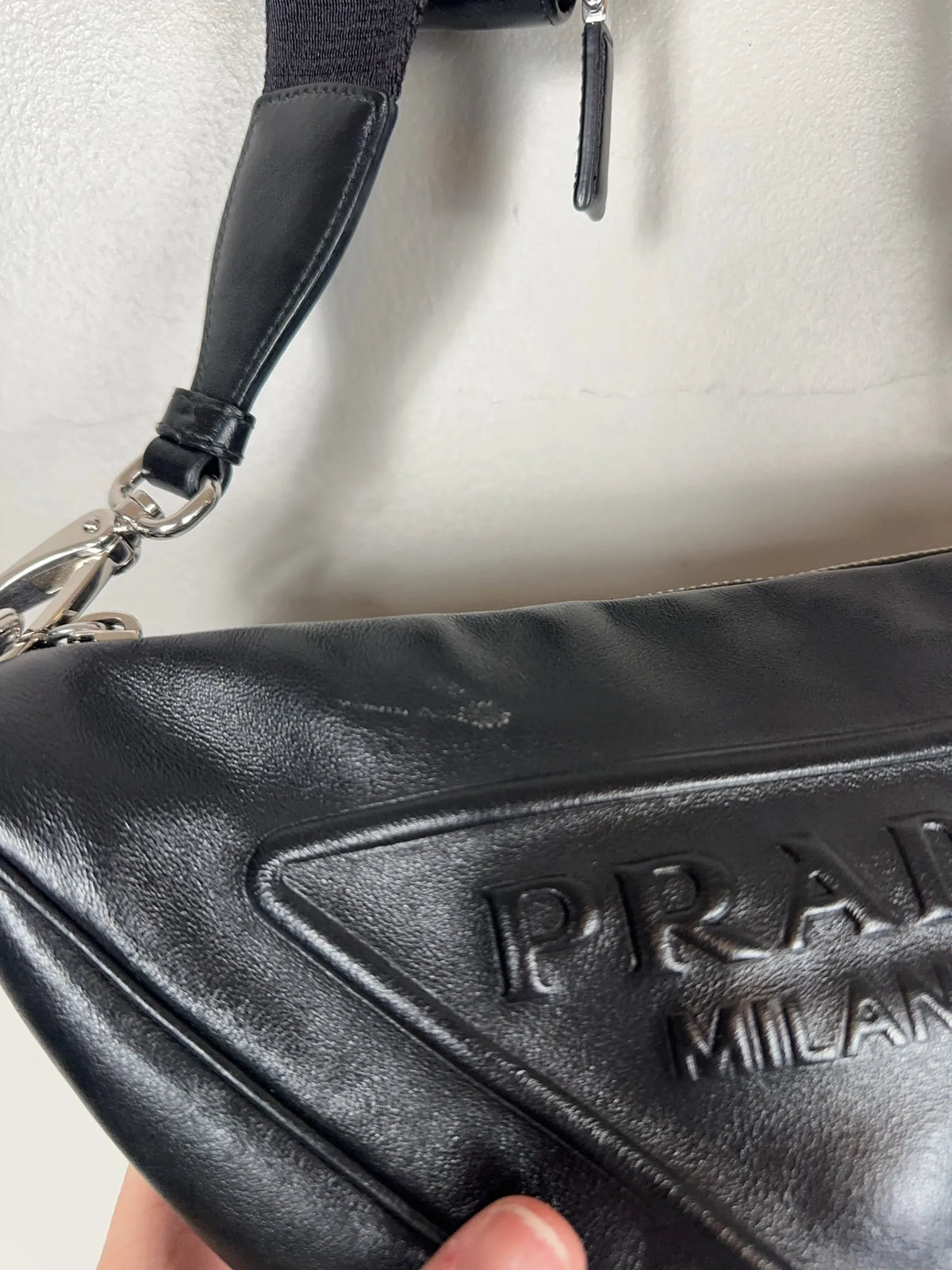 Prada-skinnaxelremsväska