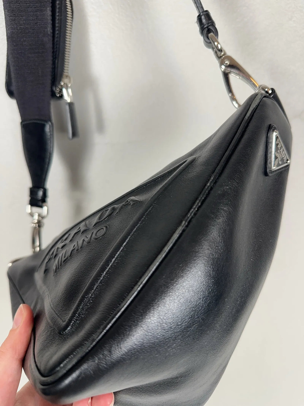Prada-skinnaxelremsväska