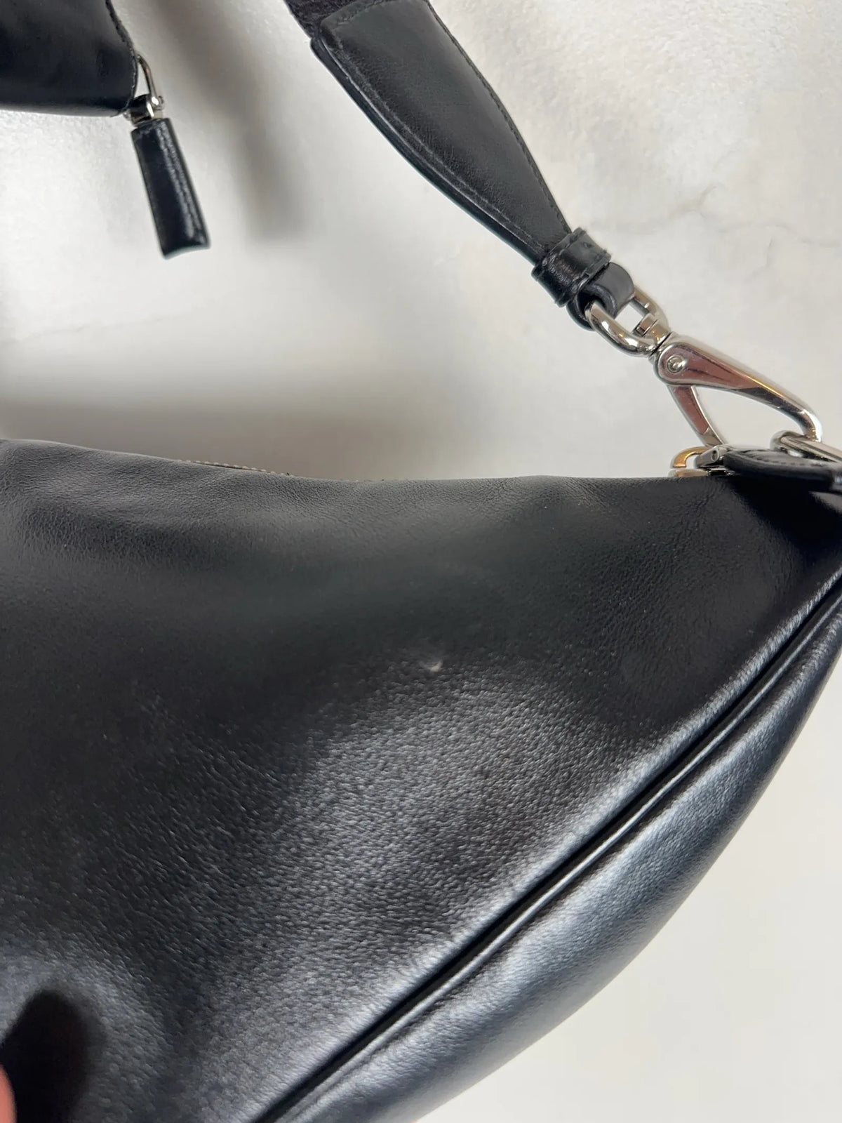 Prada-skinnaxelremsväska