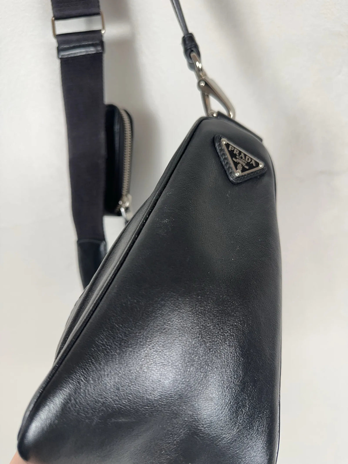 Prada-skinnaxelremsväska