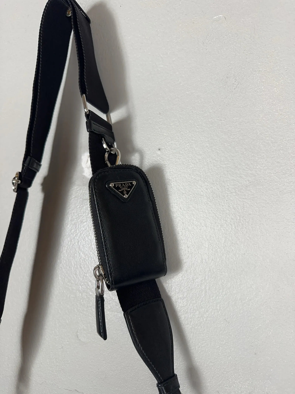 Prada-skinnaxelremsväska