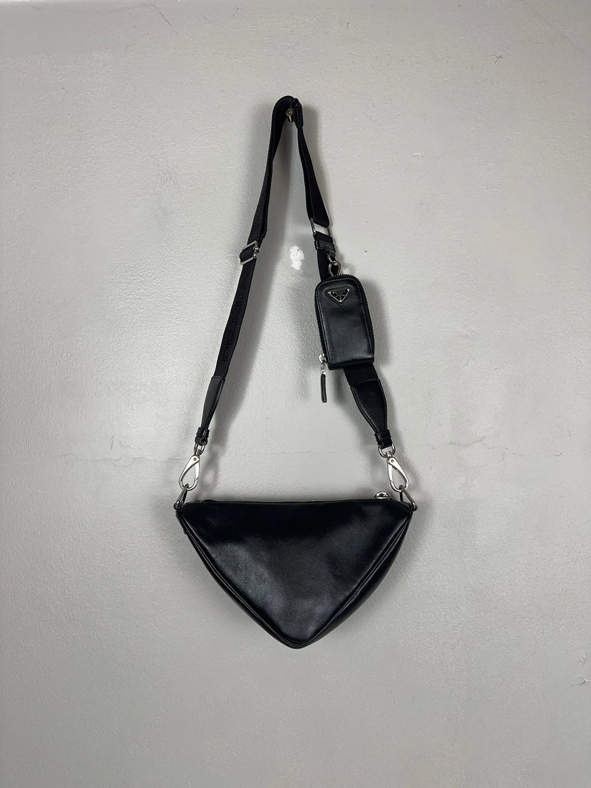 Prada-skinnaxelremsväska