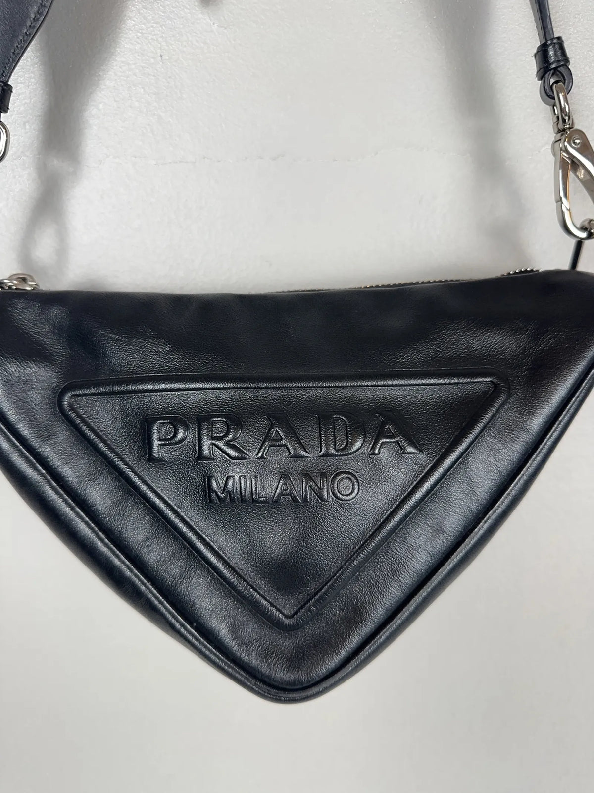Prada-skinnaxelremsväska