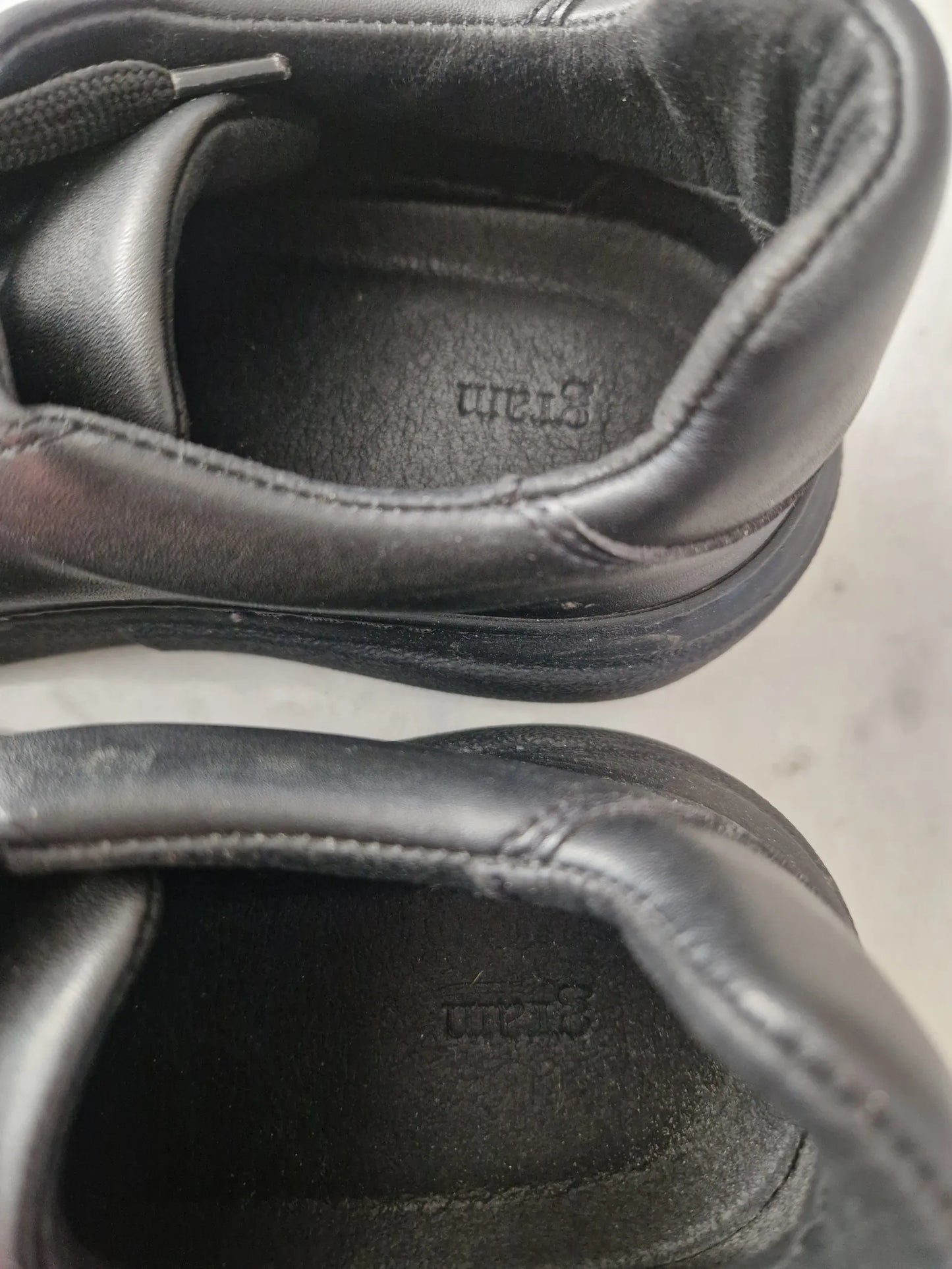 Gram-skinnsneakers