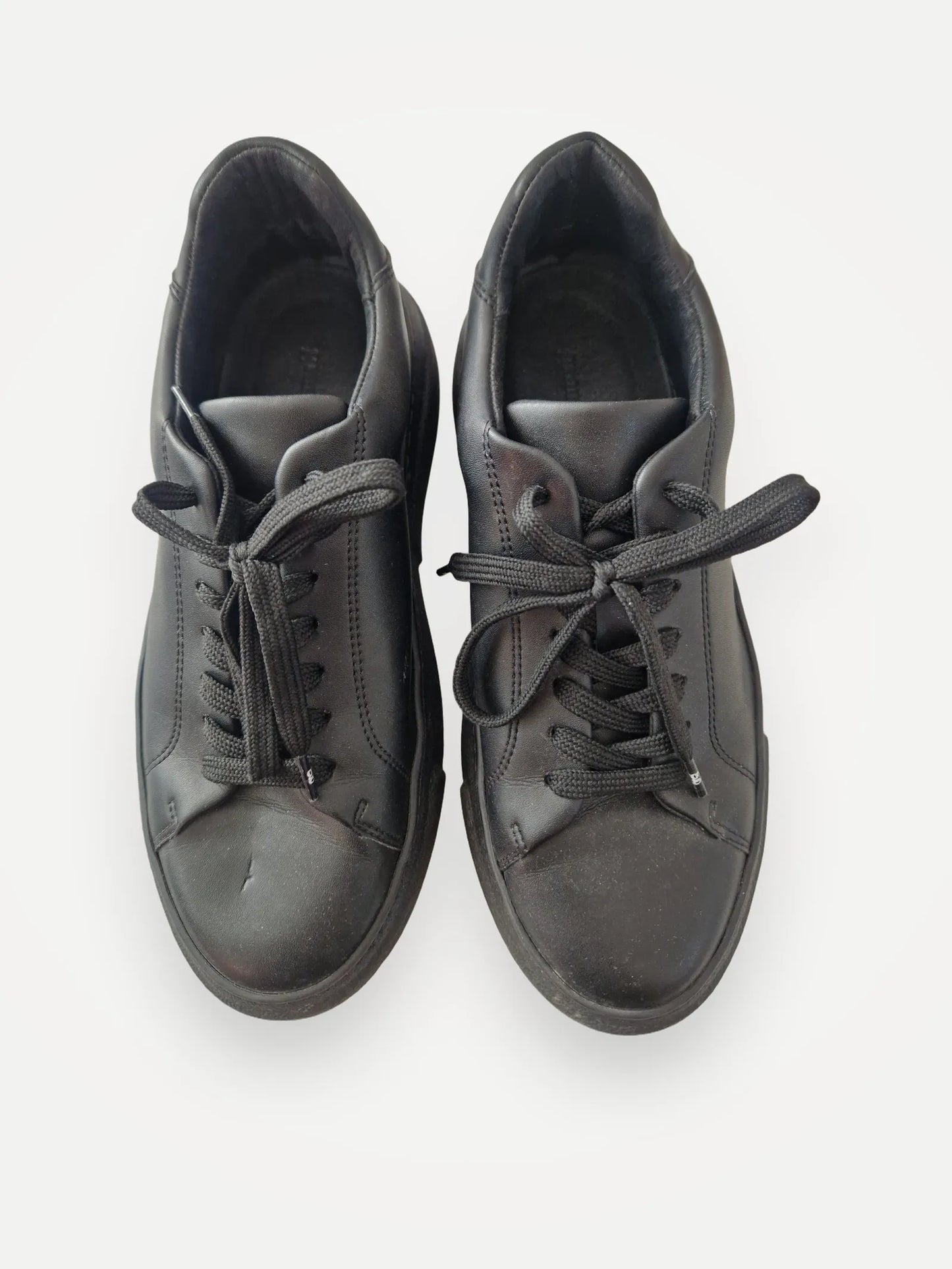 Gram-skinnsneakers