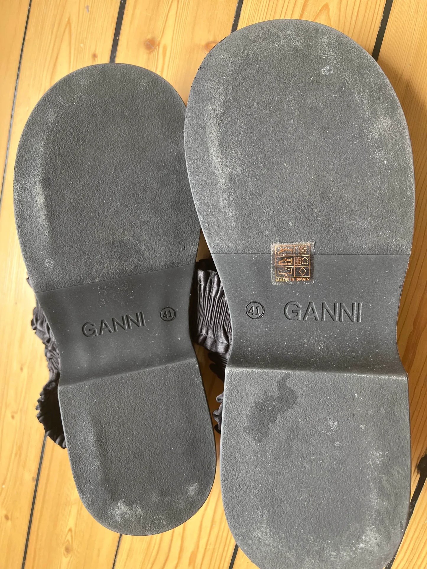 Ganni-skinnsandaler