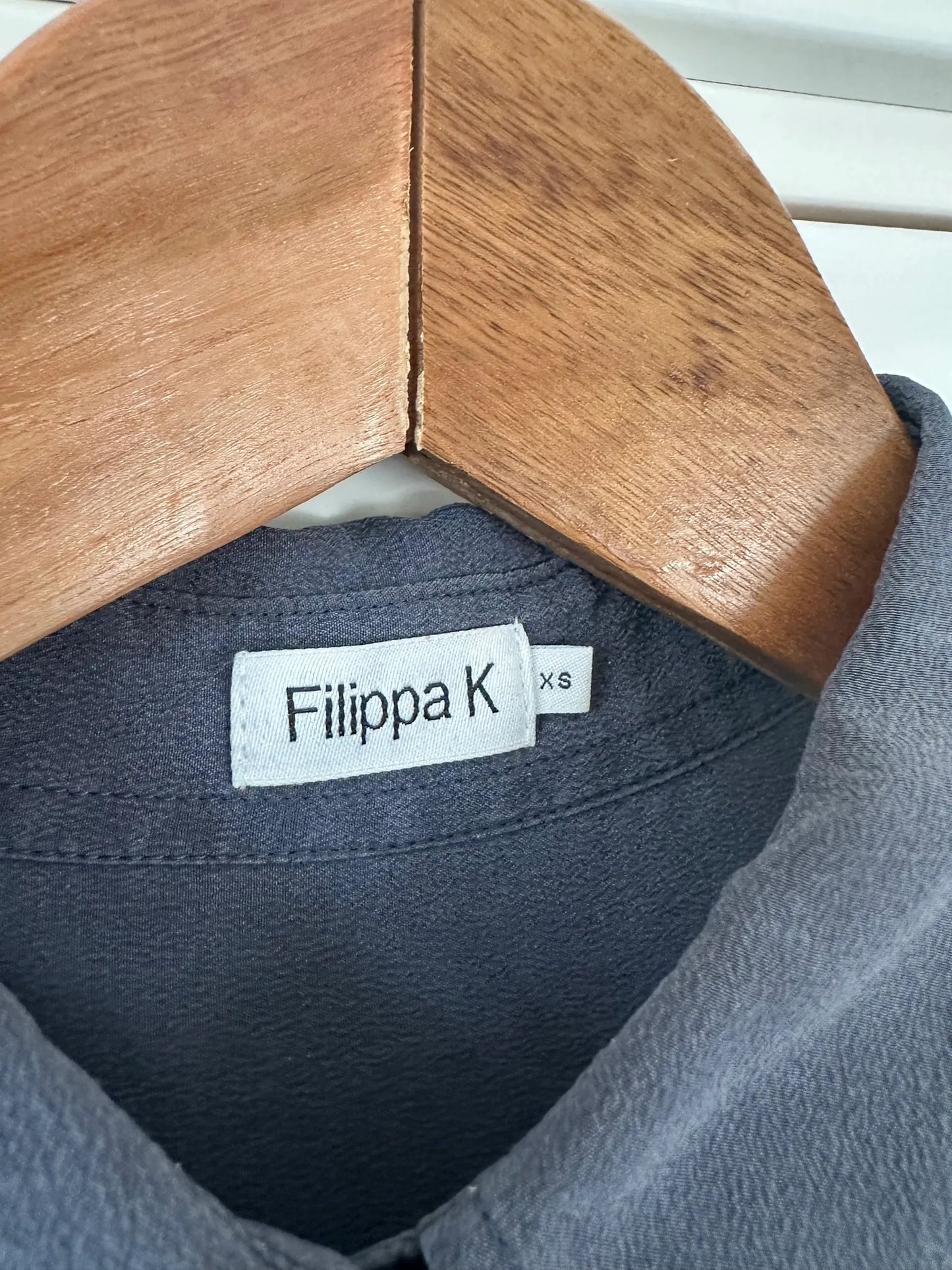 Filippa K-sidenskjorta