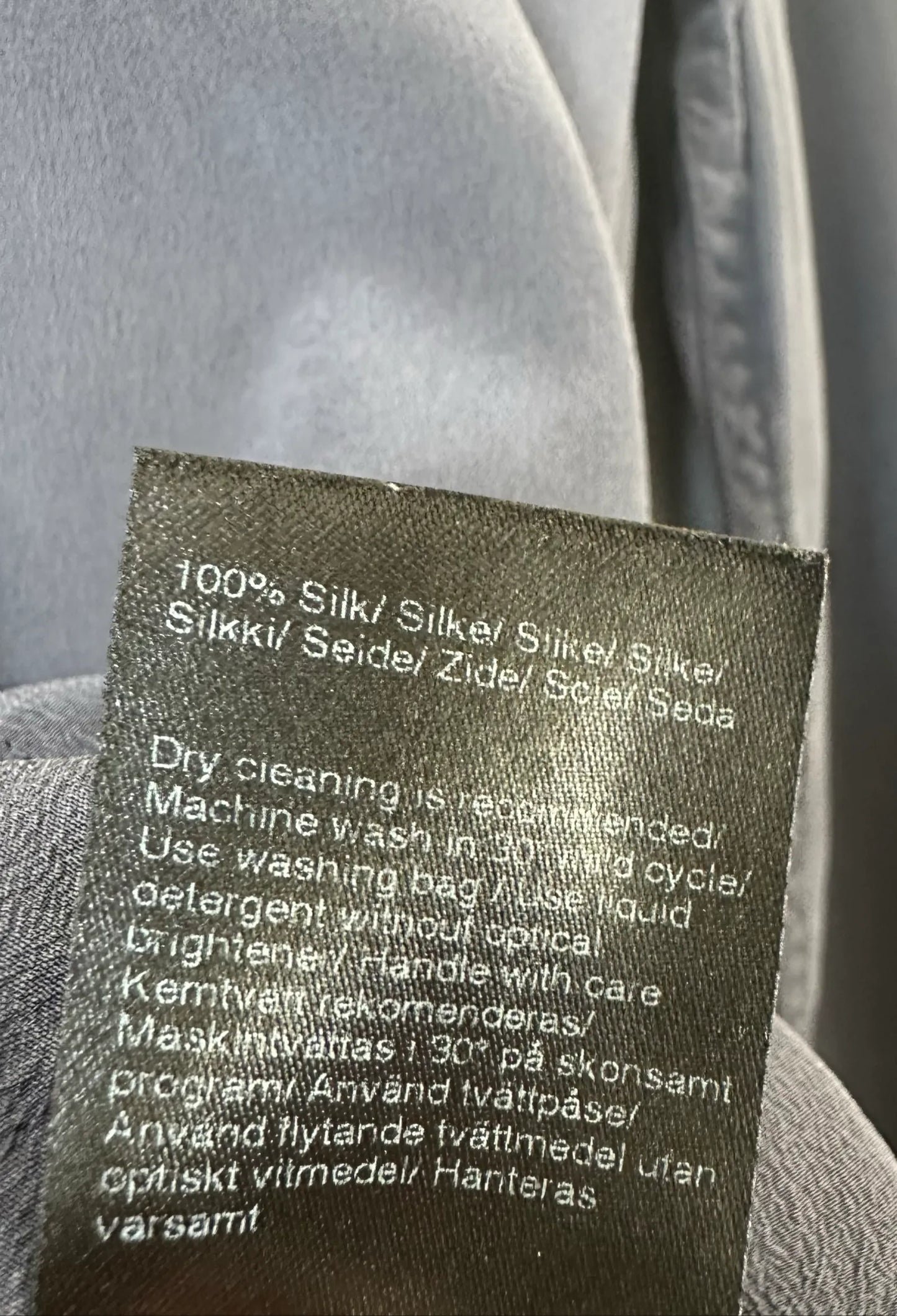 Filippa K-sidenskjorta