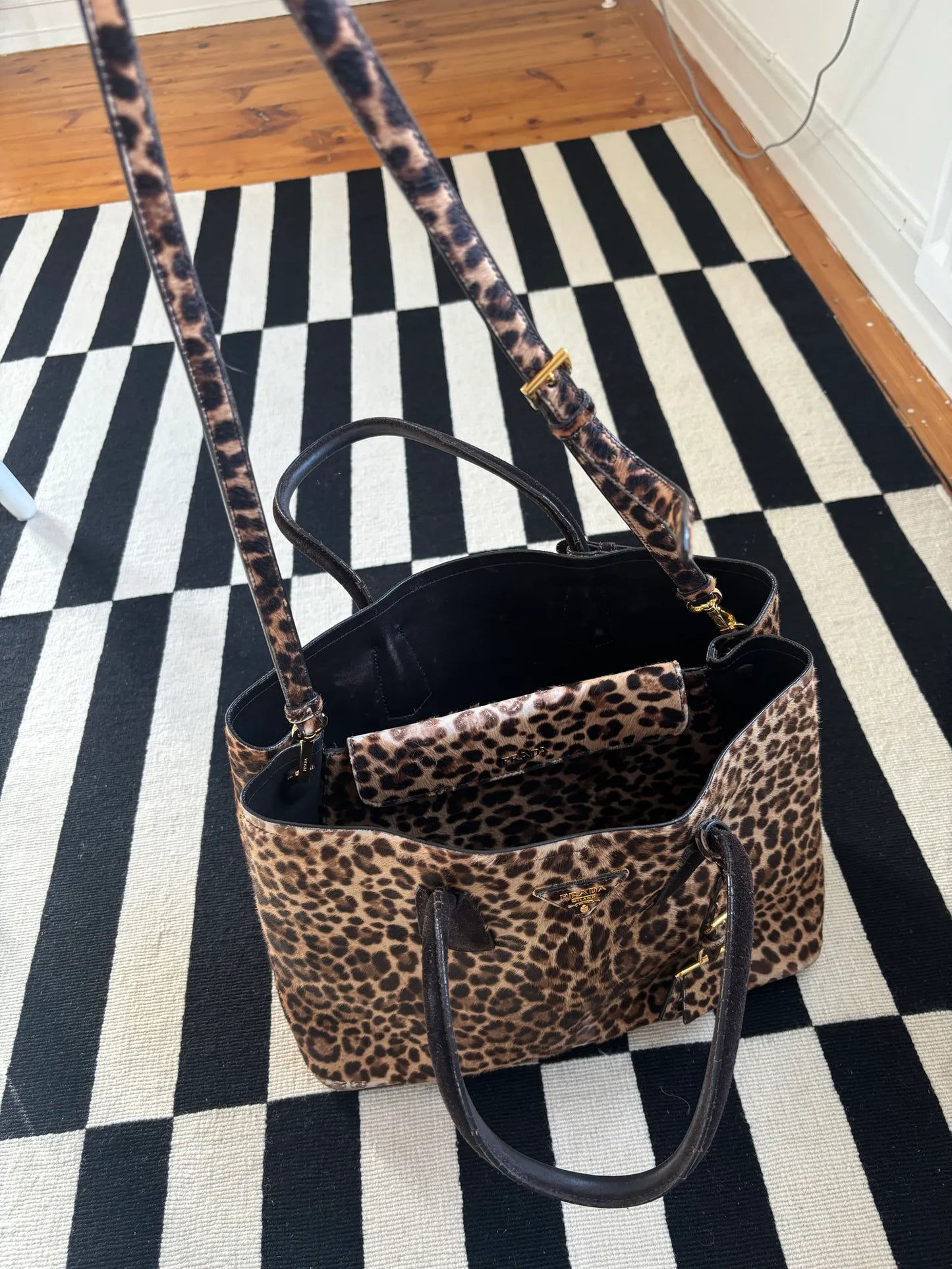 Prada Large Double Fur Leopard Tote-axelremsväska
