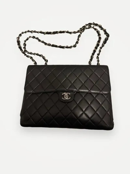 Chanel Classic Single Flap-skinnaxelremsväska