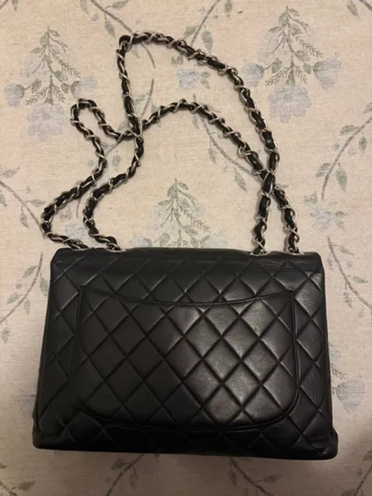 Chanel Classic Single Flap-skinnaxelremsväska