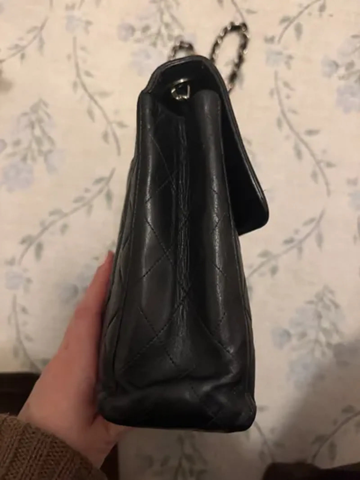 Chanel Classic Single Flap-skinnaxelremsväska