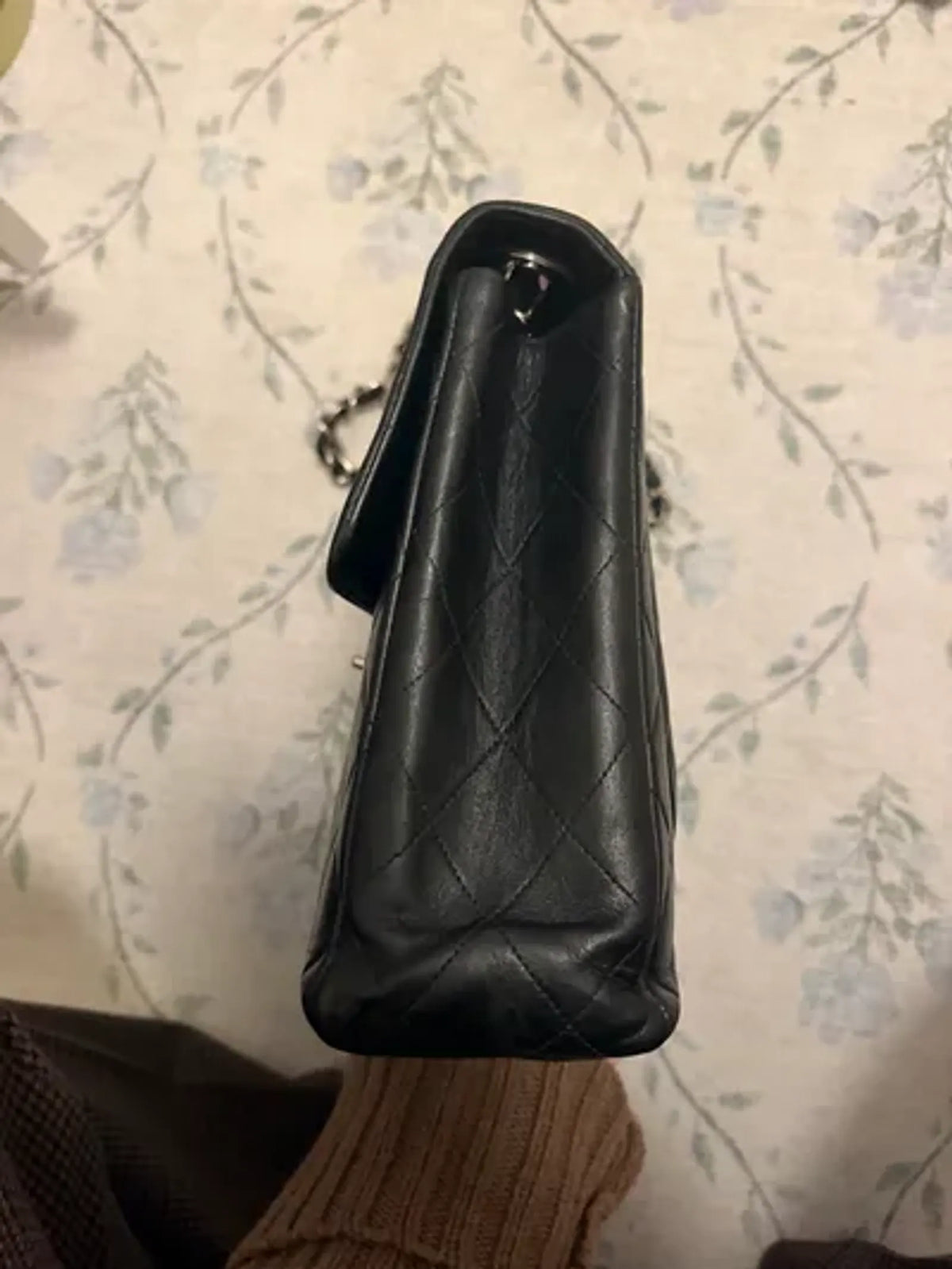 Chanel Classic Single Flap-skinnaxelremsväska