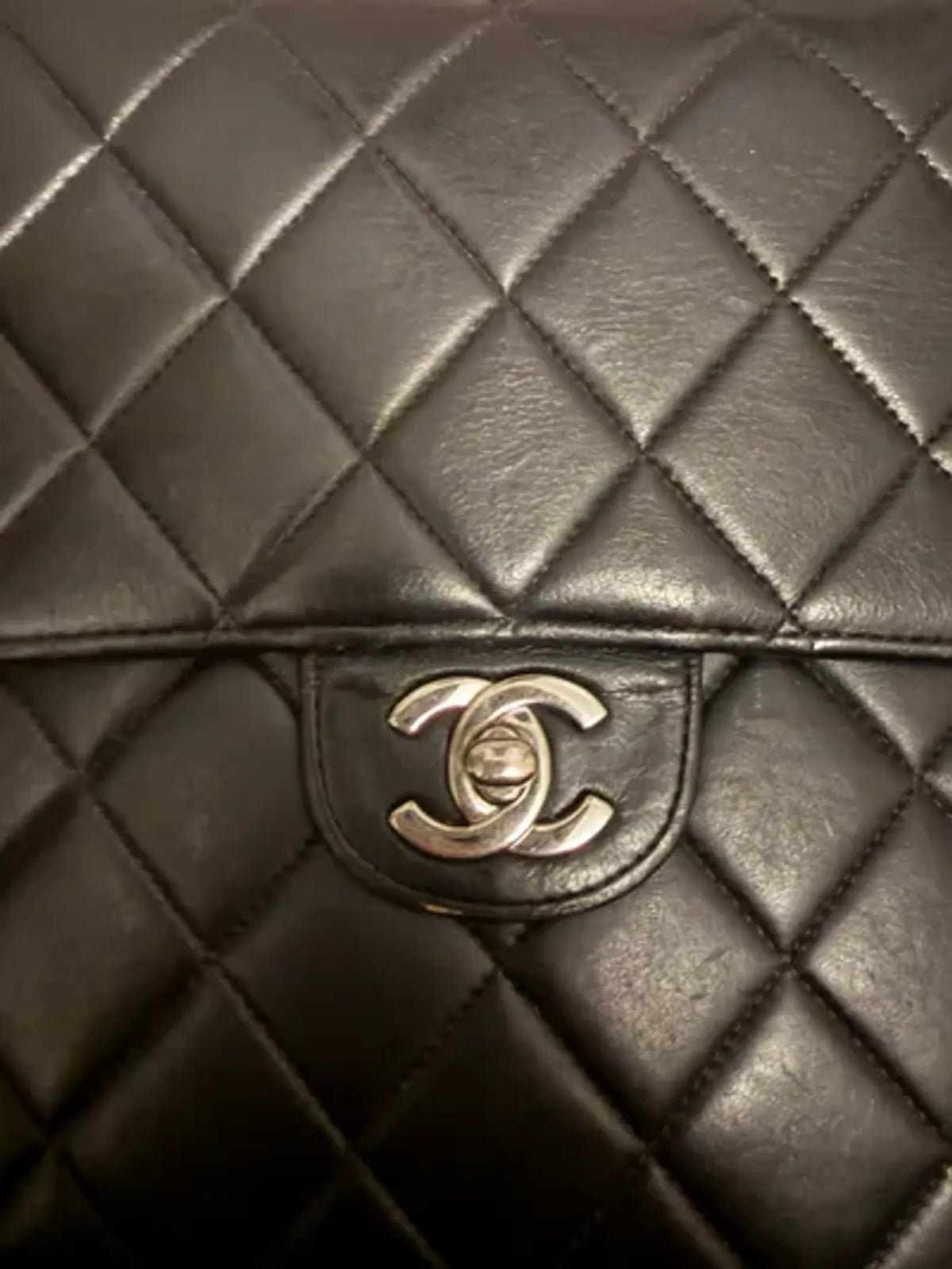 Chanel Classic Single Flap-skinnaxelremsväska