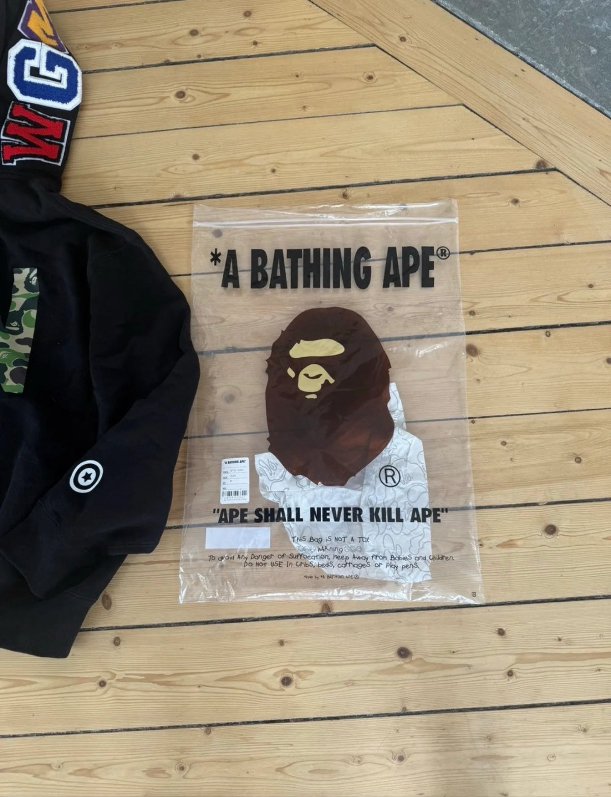 A BATHING APE-hoodie NWT