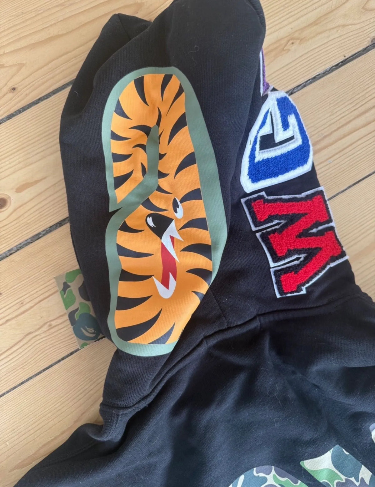 A BATHING APE-hoodie NWT