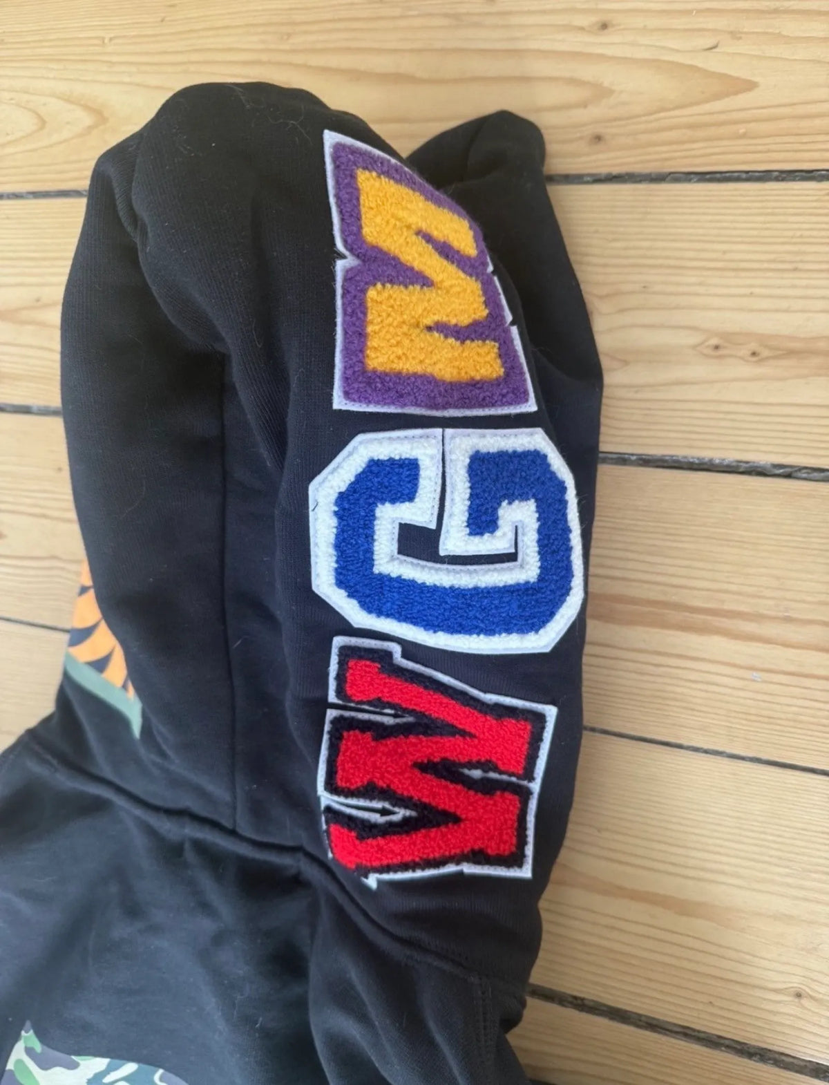 A BATHING APE-hoodie NWT