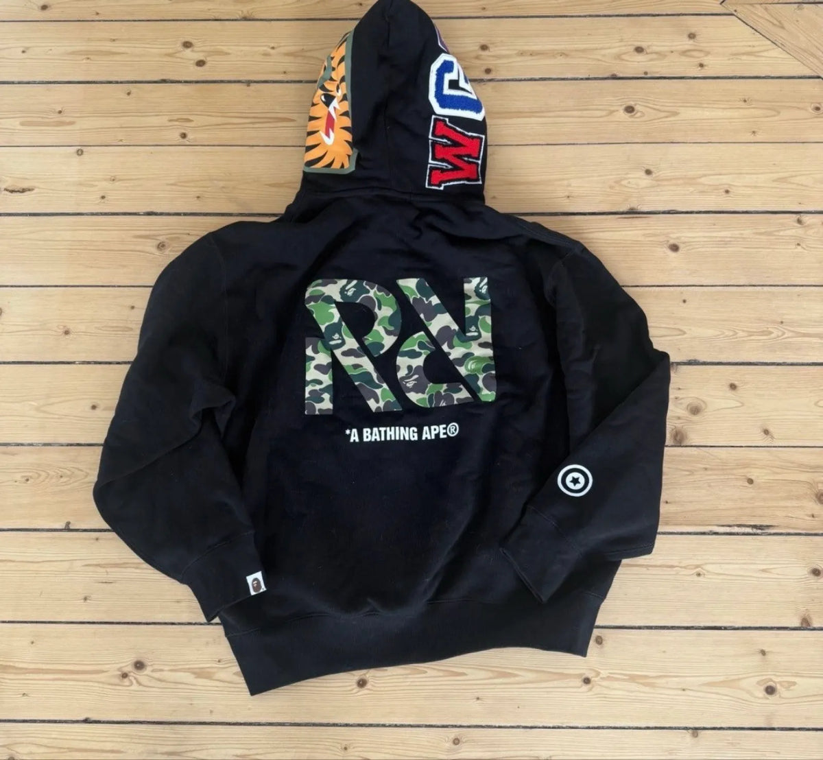 A BATHING APE-hoodie NWT
