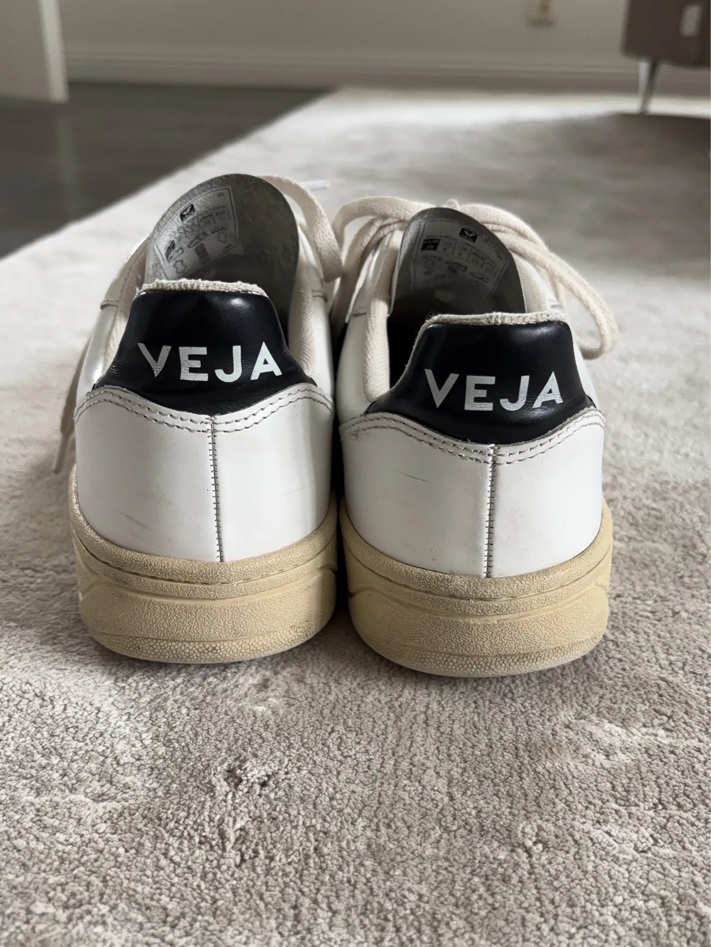 Veja V-10-skinnsneakers