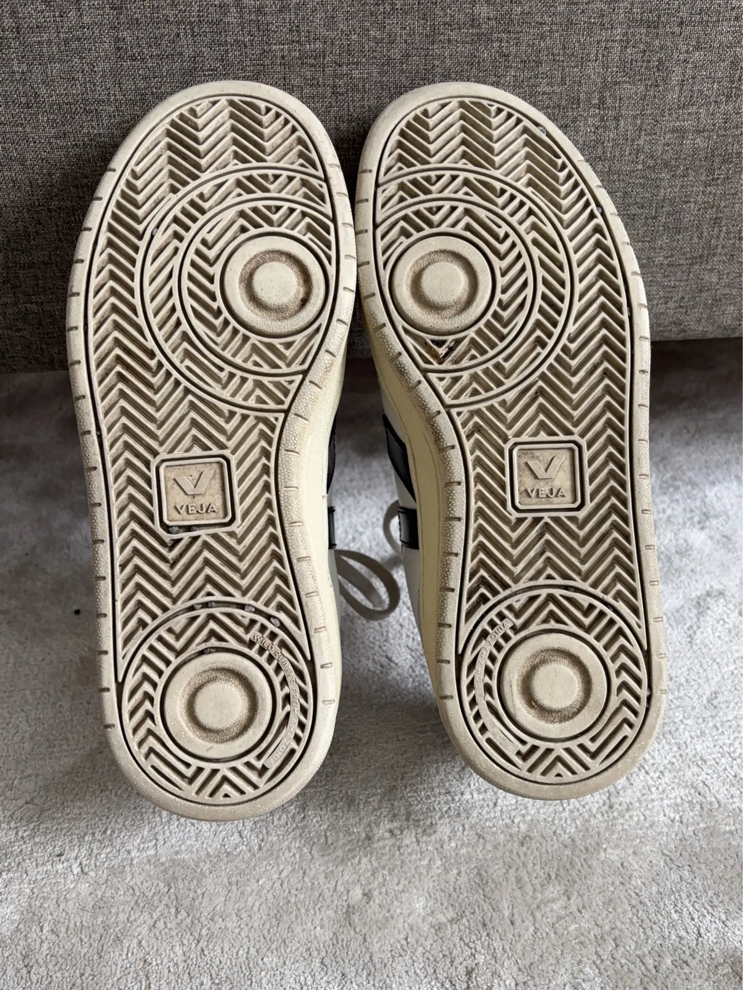 Veja V-10-skinnsneakers