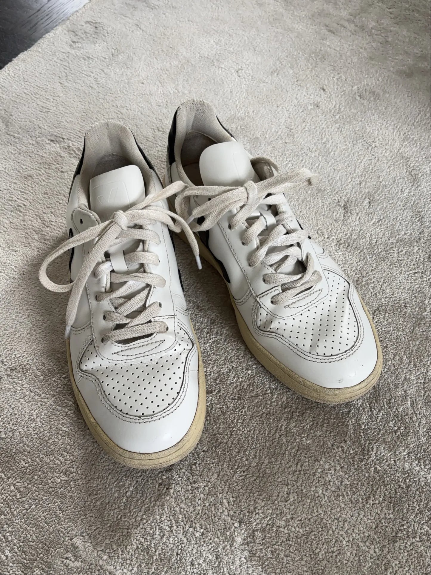 Veja V-10-skinnsneakers