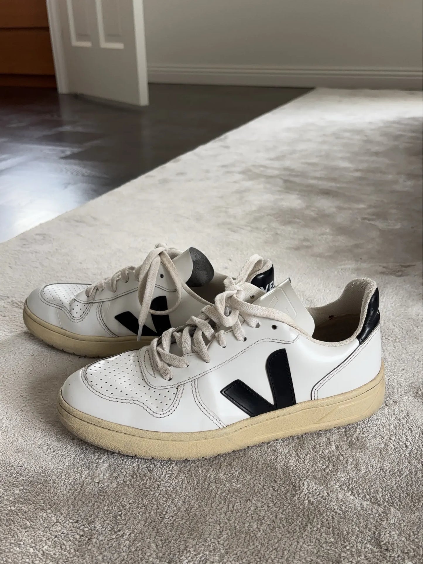 Veja V-10-skinnsneakers