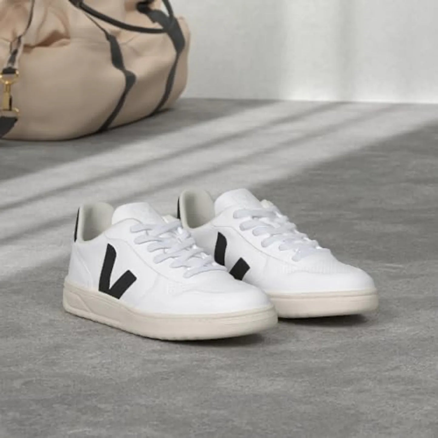 Veja V-10-skinnsneakers