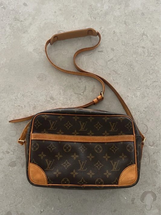 Louis Vuitton Trocadero-skinnaxelremsväska