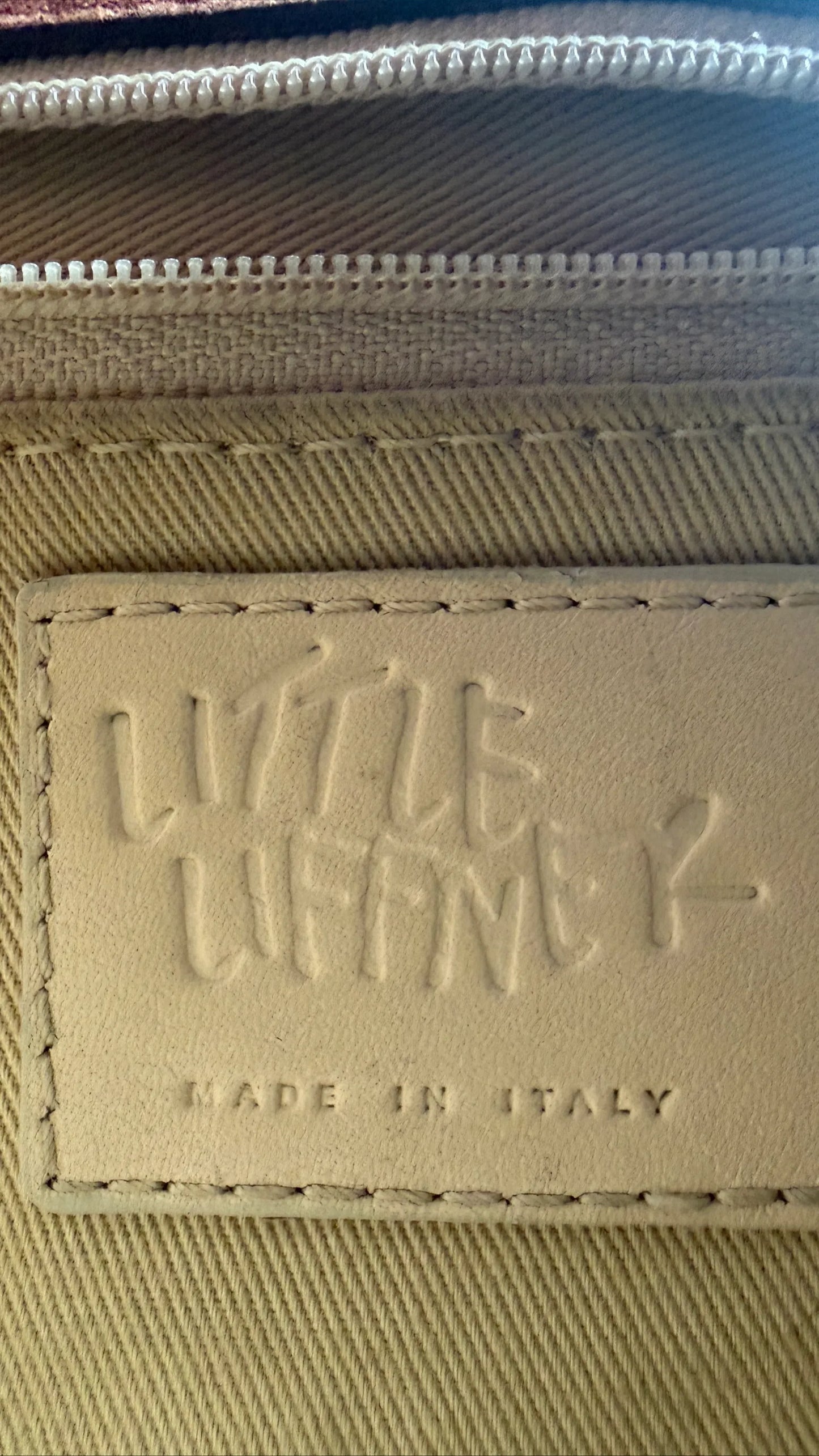 Little Liffner Maccheroni-skinnaxelremsväska