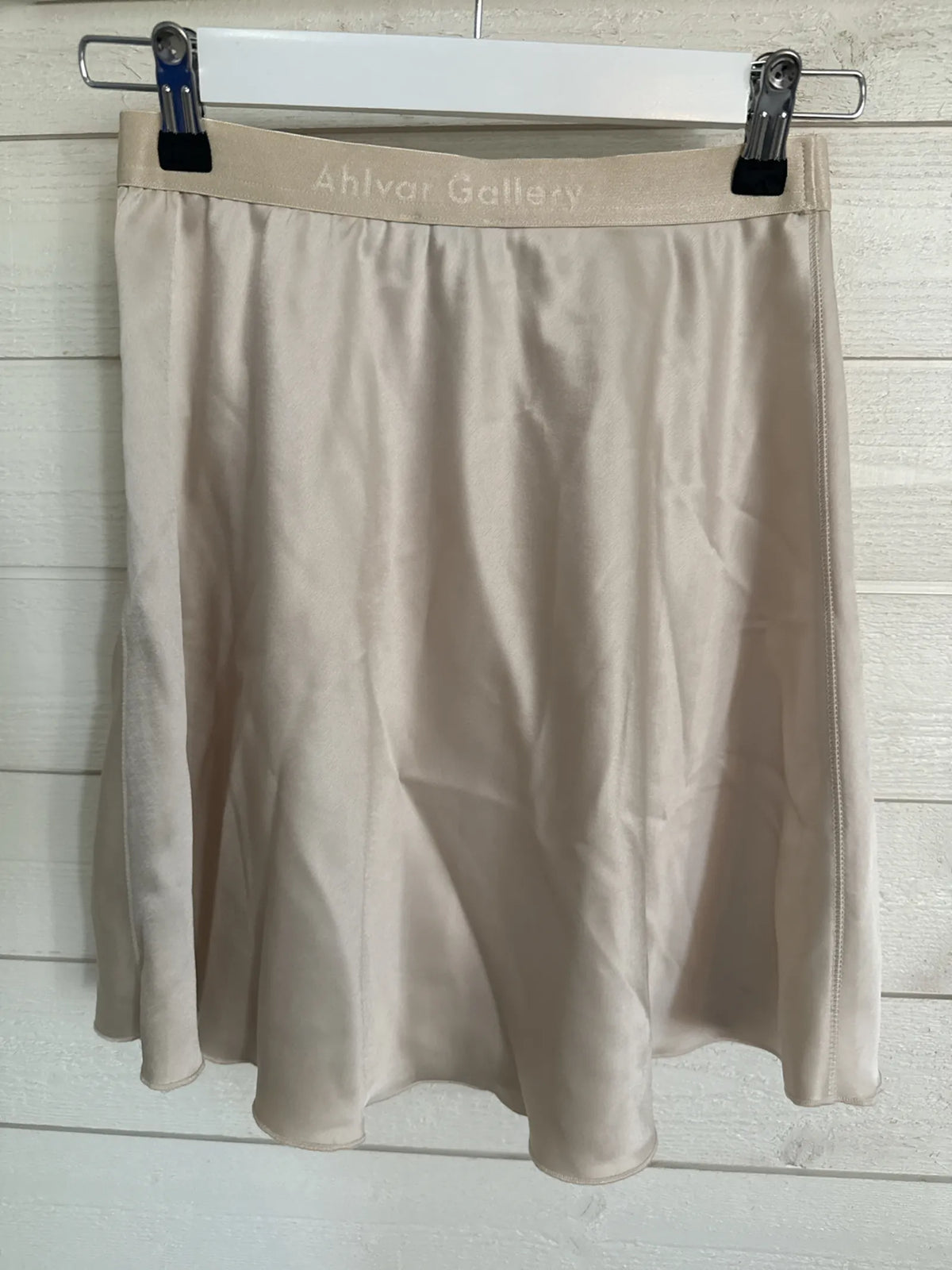 Ahlvar Gallery Hana Short Satin-kjol NWT