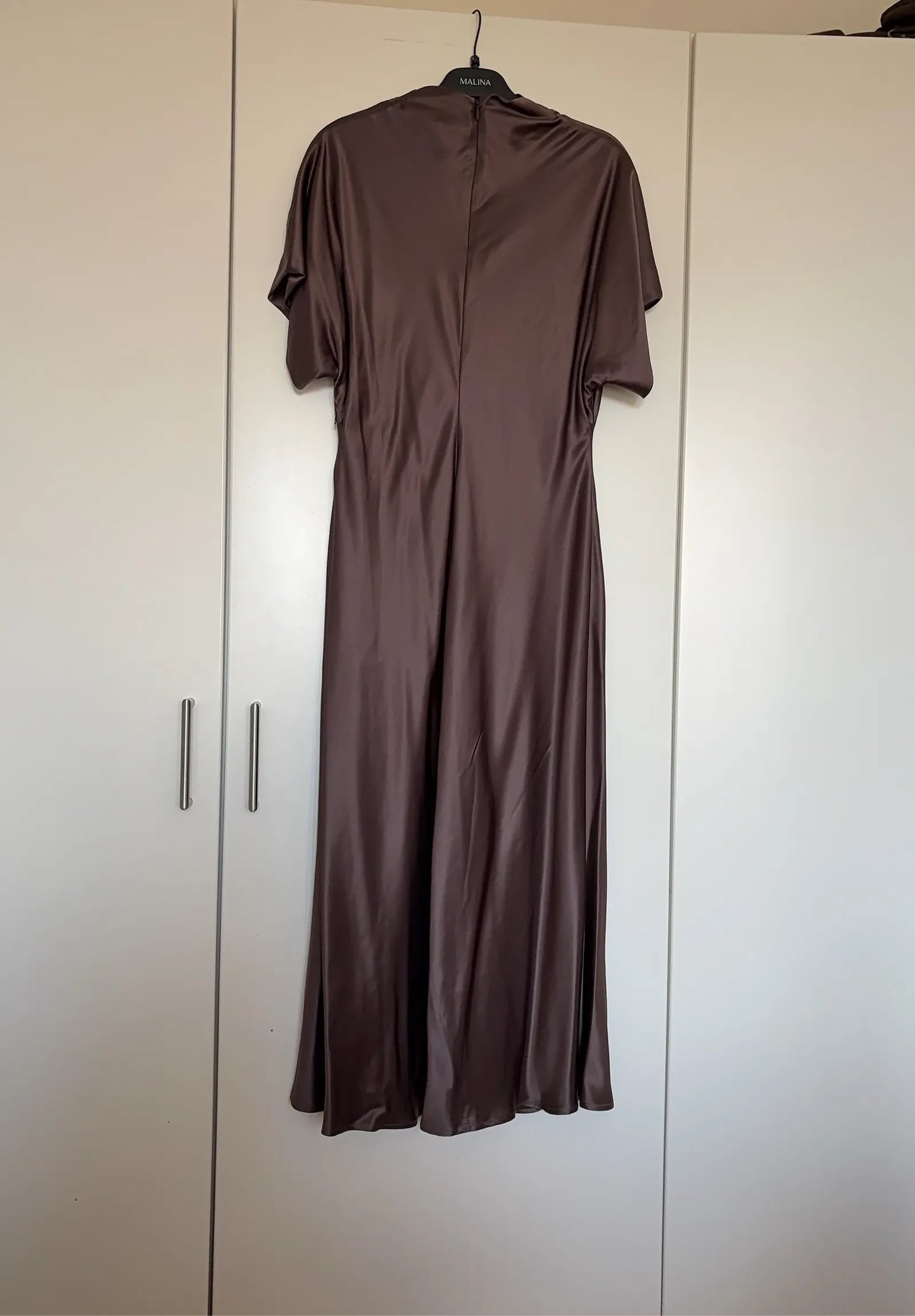 By Malina Alivia Short Sleeve Satin Midi-klänning NWT