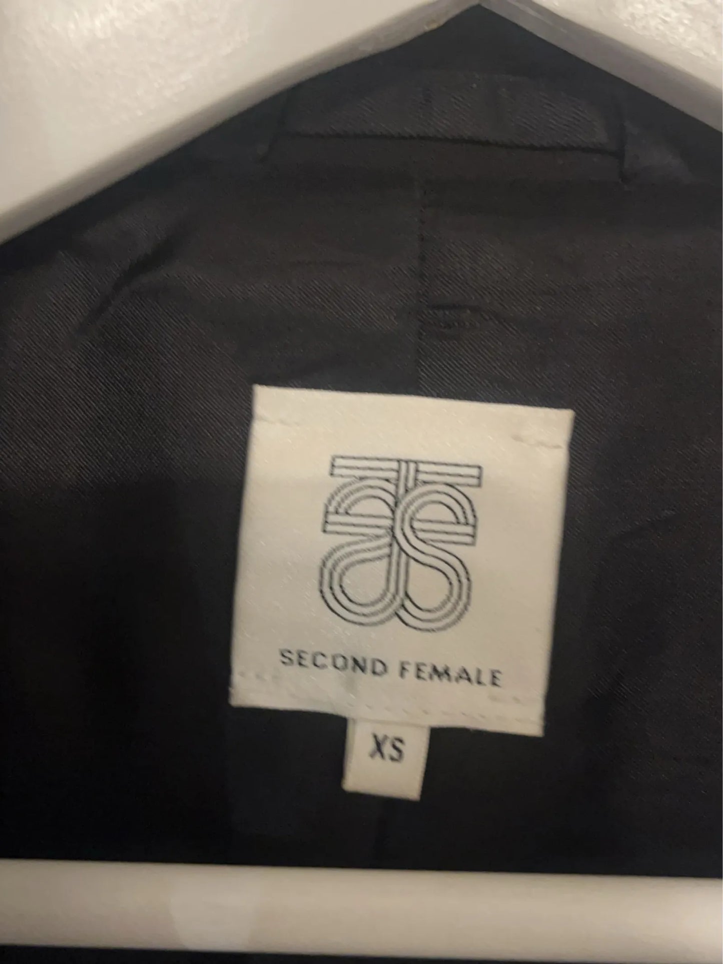 Second Female-kavaj